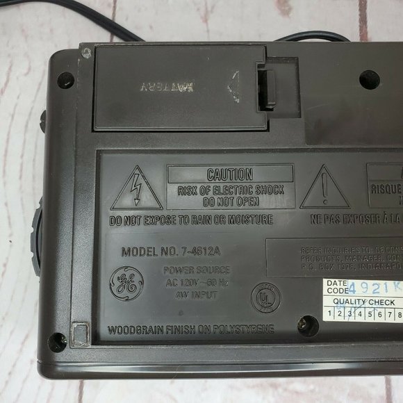 Vintage General Electric Alarm Clock Radio AM/FM (Model 7-4612A). Tested - Picture 9 of 12